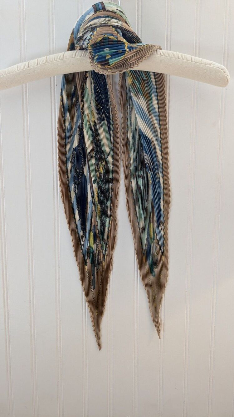 Authentic Silk Hermes Pleated Plisse CHOCS EN PLUMES Champage, Blue Green